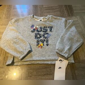 Nike kids Crewneck Sweater in Gray with Graphic Design. Size 3T